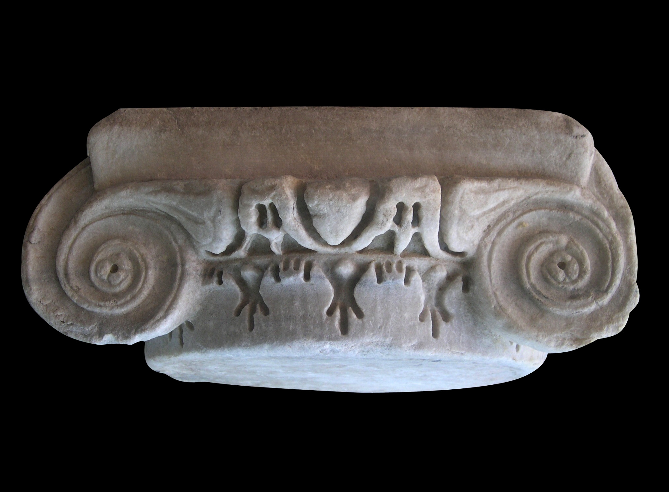 Ionic capital with neck of acanthus-like leaves