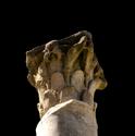 Corinthian column capital with plain leaves